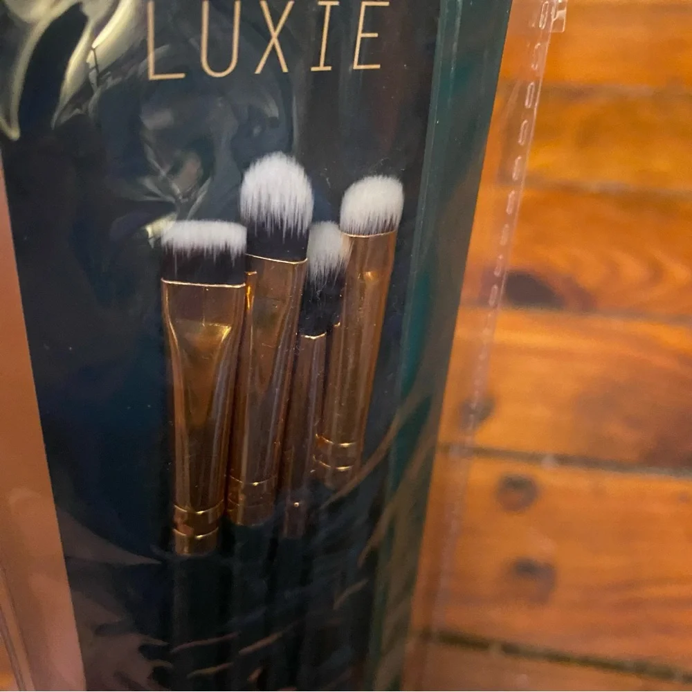 LUXIE Enchanted Eye Set Comes with case Make Up Brush Set NWT